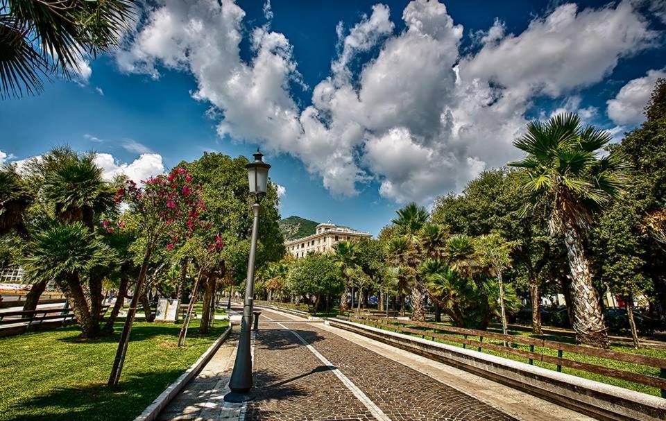 Oasi Al Centro Con Parcheggio Bed & Breakfast Salerno Luaran gambar